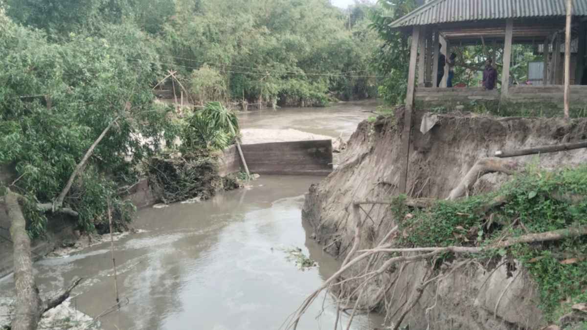 স্লুইসগেটে ধস, হুমকিতে কৃষিজমি