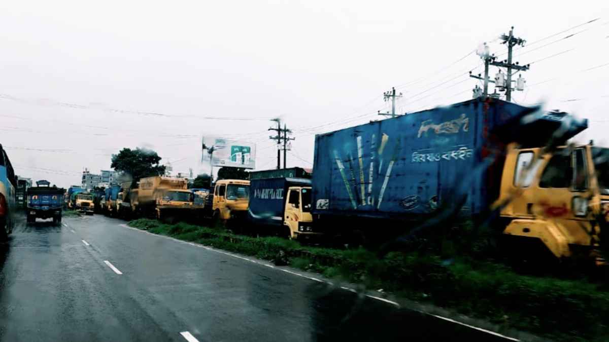 গ্যাস সংকট: ঢাকা-চট্টগ্রাম মহাসড়কের কুমিল্লায় ১০ কিলোমিটার যানজট