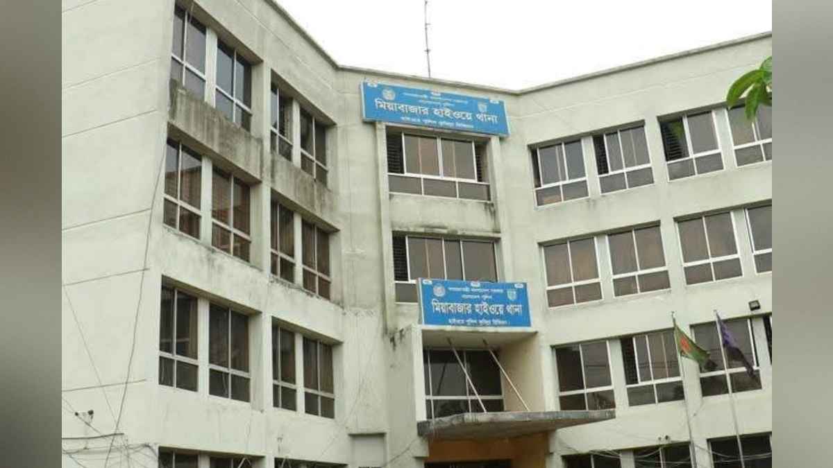 সুস্থ থাকতে হাঁটতে গিয়ে সড়কে ঝরল নারীর প্রাণ