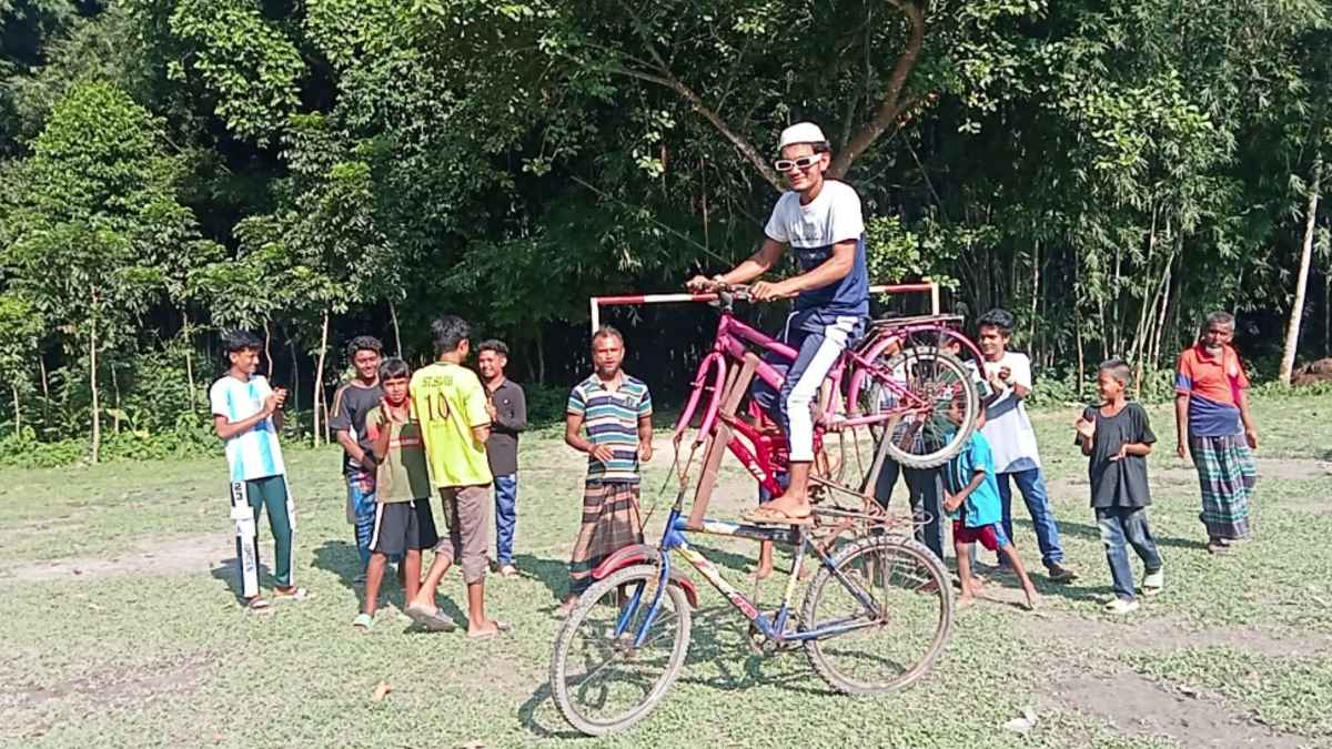 তিন তলা সাইকেল বানিয়ে চমক দেখালেন তরুণ