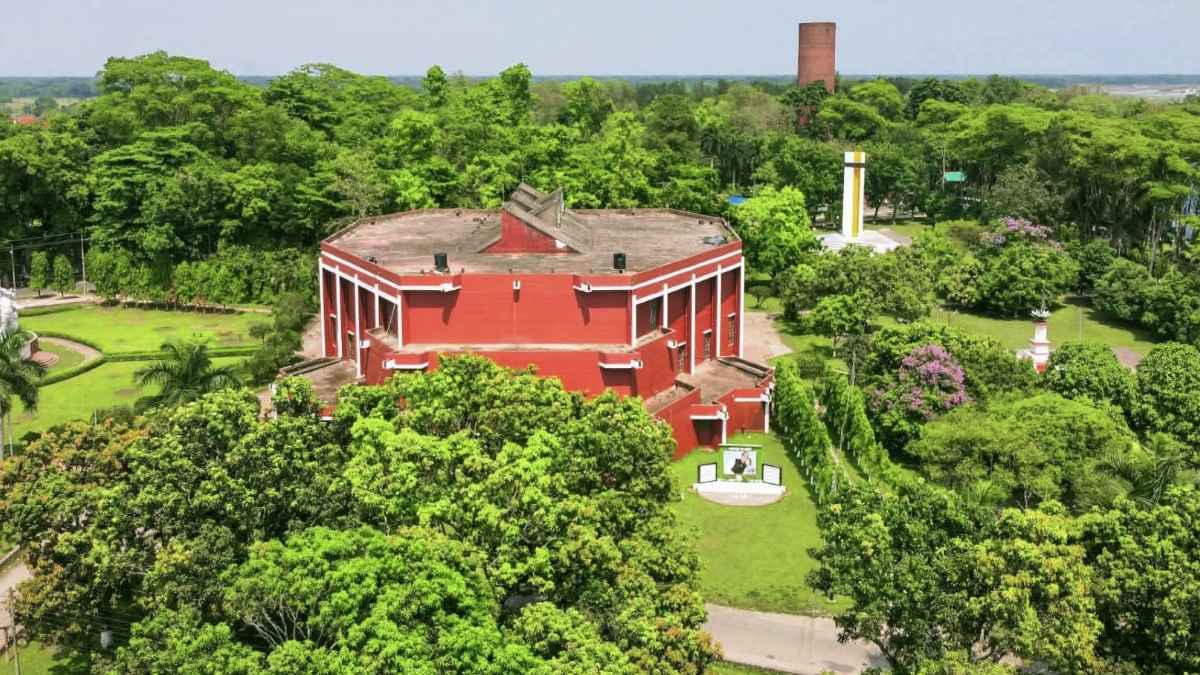 বাকৃবির চার হলে সংঘর্ষ: ৪২ শিক্ষার্থীকে শোকজ