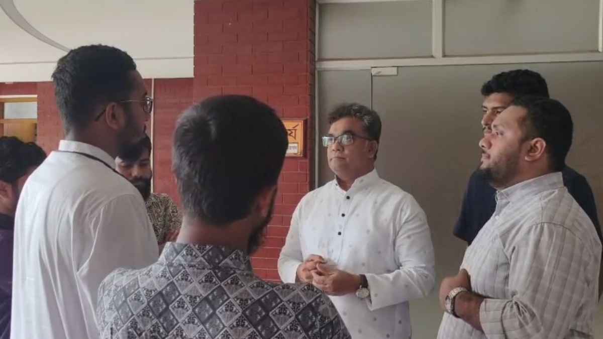 ছাত্রত্ব শেষে হলে থাকার সুযোগ প্রত্যাখ্যান, প্রজ্ঞাপন বাতিলে আলটিমেটাম