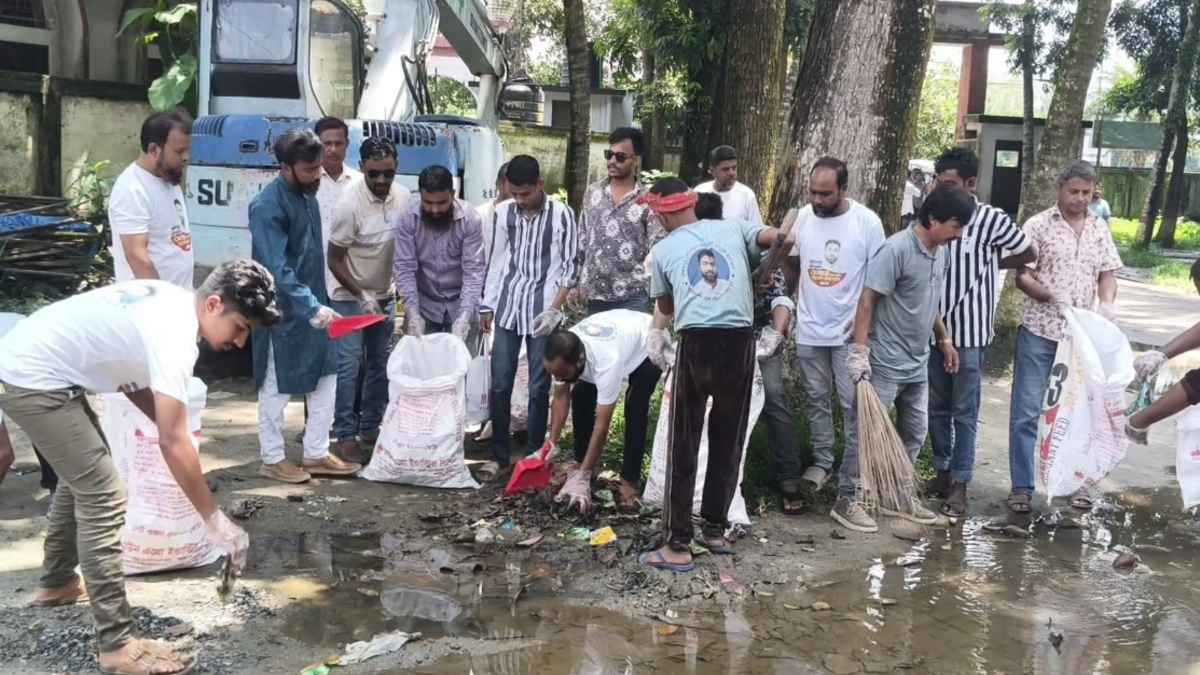 জামালপুরে যুবদলের পরিচ্ছন্নতা কর্মসূচি পালন