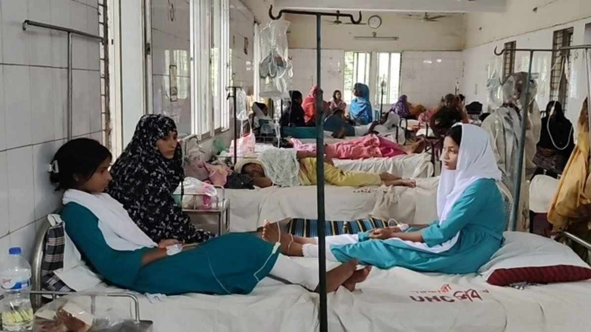 টিফিনে ফুটপাতের পিঁয়াজু খেয়ে ৯ শিক্ষার্থী অসুস্থ