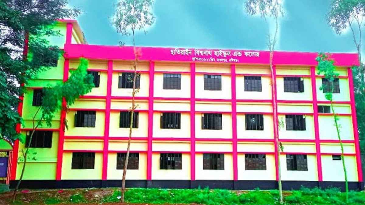 ফুটবল খেলতে নেমে স্কুলশিক্ষার্থীর মৃত্যু