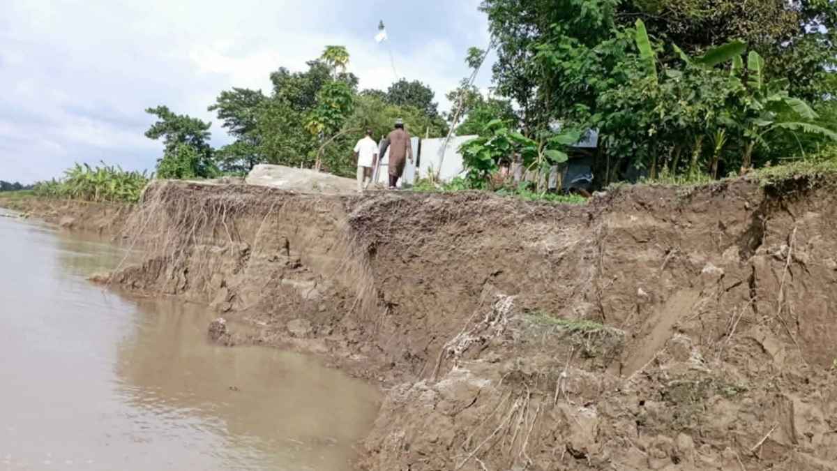 নদী ভাঙন: ব্রহ্মপুত্রে টুপকার চরের শতাধিক বসতবাড়ি