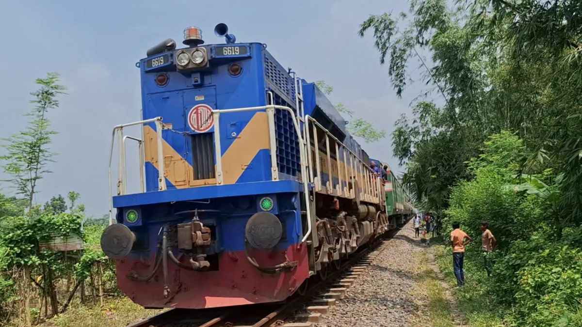 তিন ঘণ্টা পর উত্তরাঞ্চলের সঙ্গে ট্রেন চলাচল স্বভাবিক