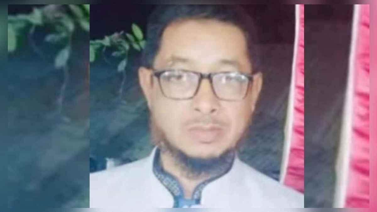 নারী কর্মচারীর সঙ্গে আপত্তিকর অবস্থায় ধরা প্রধান শিক্ষক