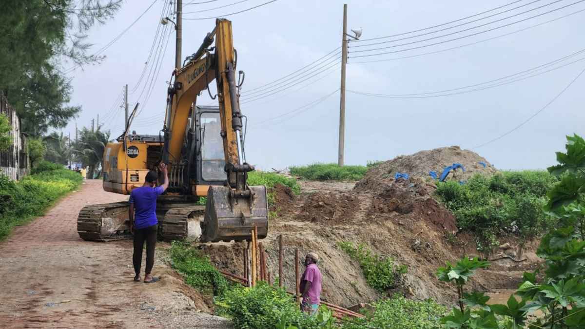 কক্সবাজারের ডিসিসহ চারজনকে আদালত অবমাননার নোটিশ