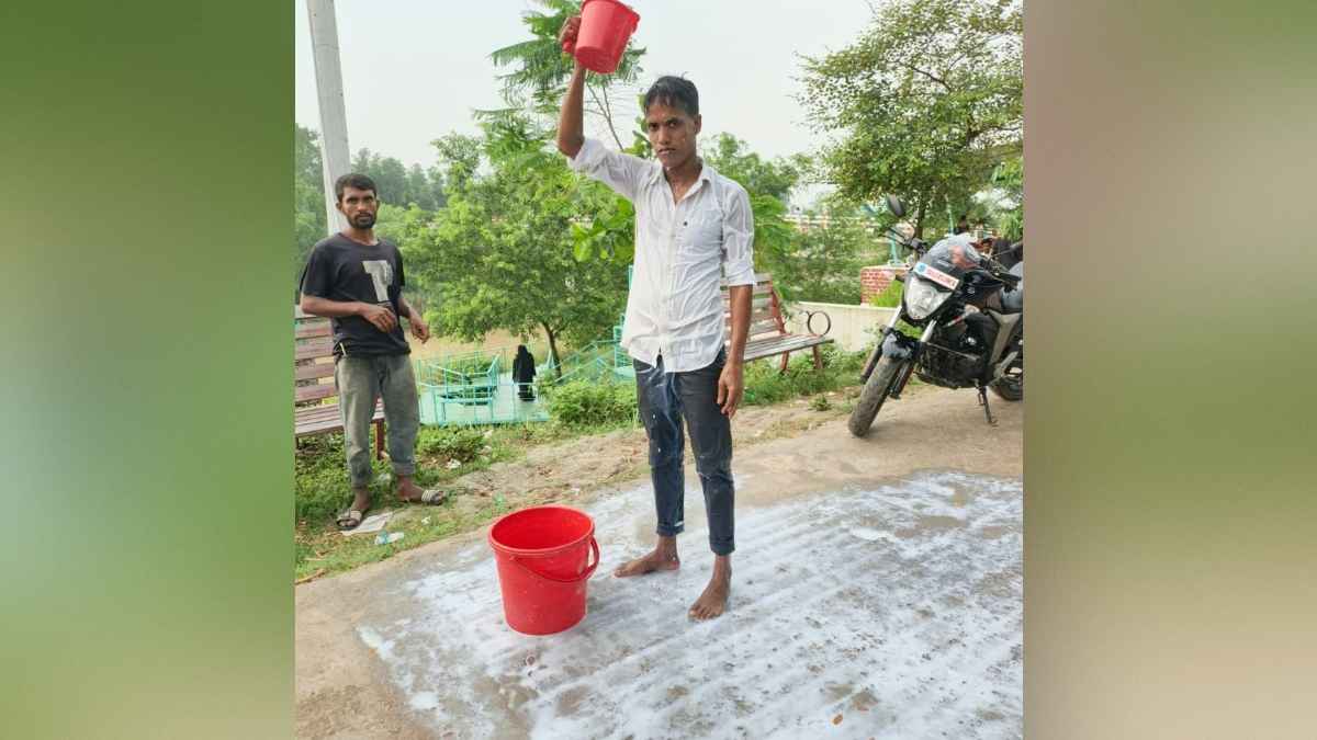 প্রেমে ব্যর্থ হয়ে দুধ দিয়ে যুবকের গোসল