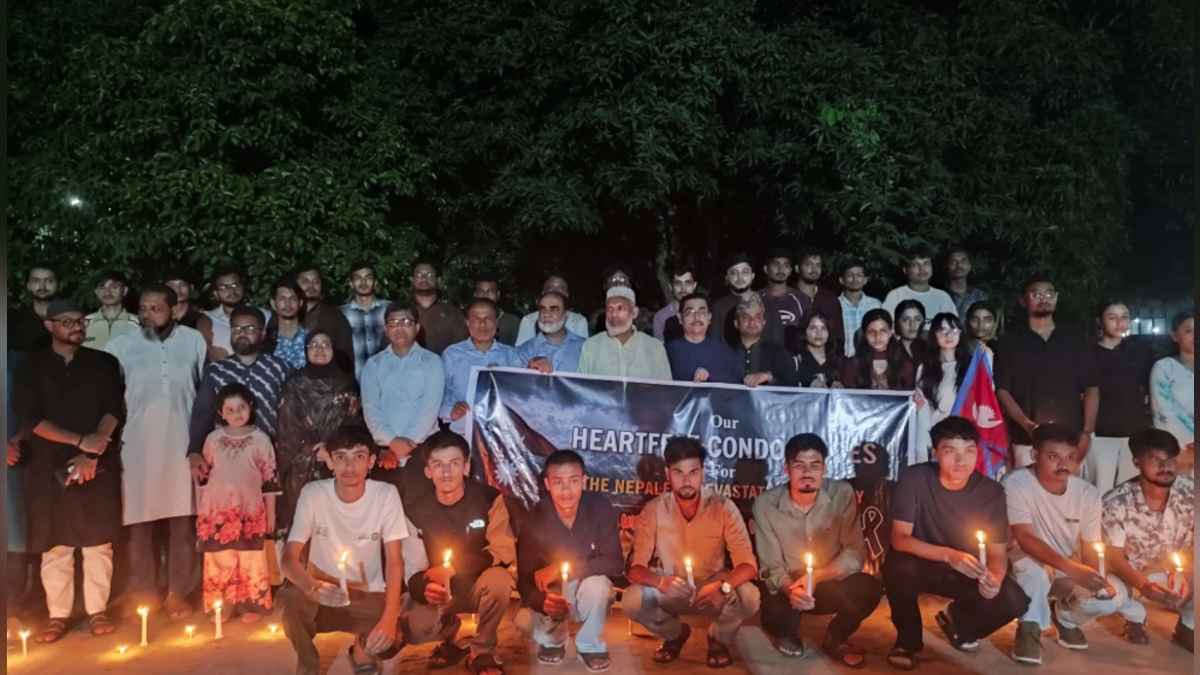 বাকৃবির নেপালি শিক্ষার্থীদের মোমবাতি প্রজ্বালন
