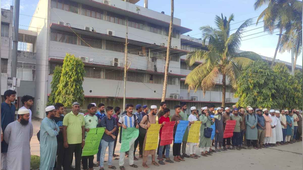 মহানবিকে নিয়ে বাকৃবি শিক্ষার্থীর কটূক্তি, শাস্তি চেয়ে বিক্ষোভ