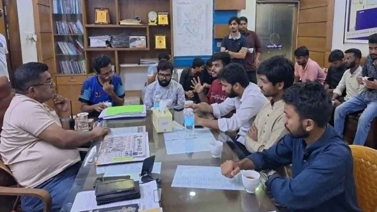 বাসে দম্পতির পাশাপাশি বসা নিয়ে বিরোধ, হামলার ঘটনায় ঢাবি ছাত্রী থানায়