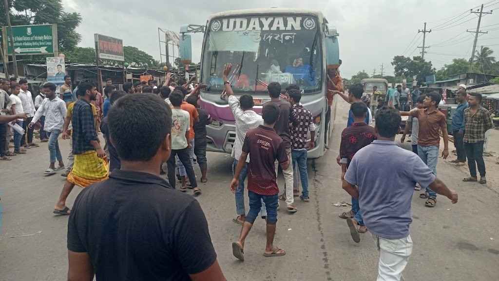 বাস-থ্রি-হুইলার দ্বন্দ্বে অচল বরিশালের সড়ক, ভোগান্তিতে যাত্রীরা