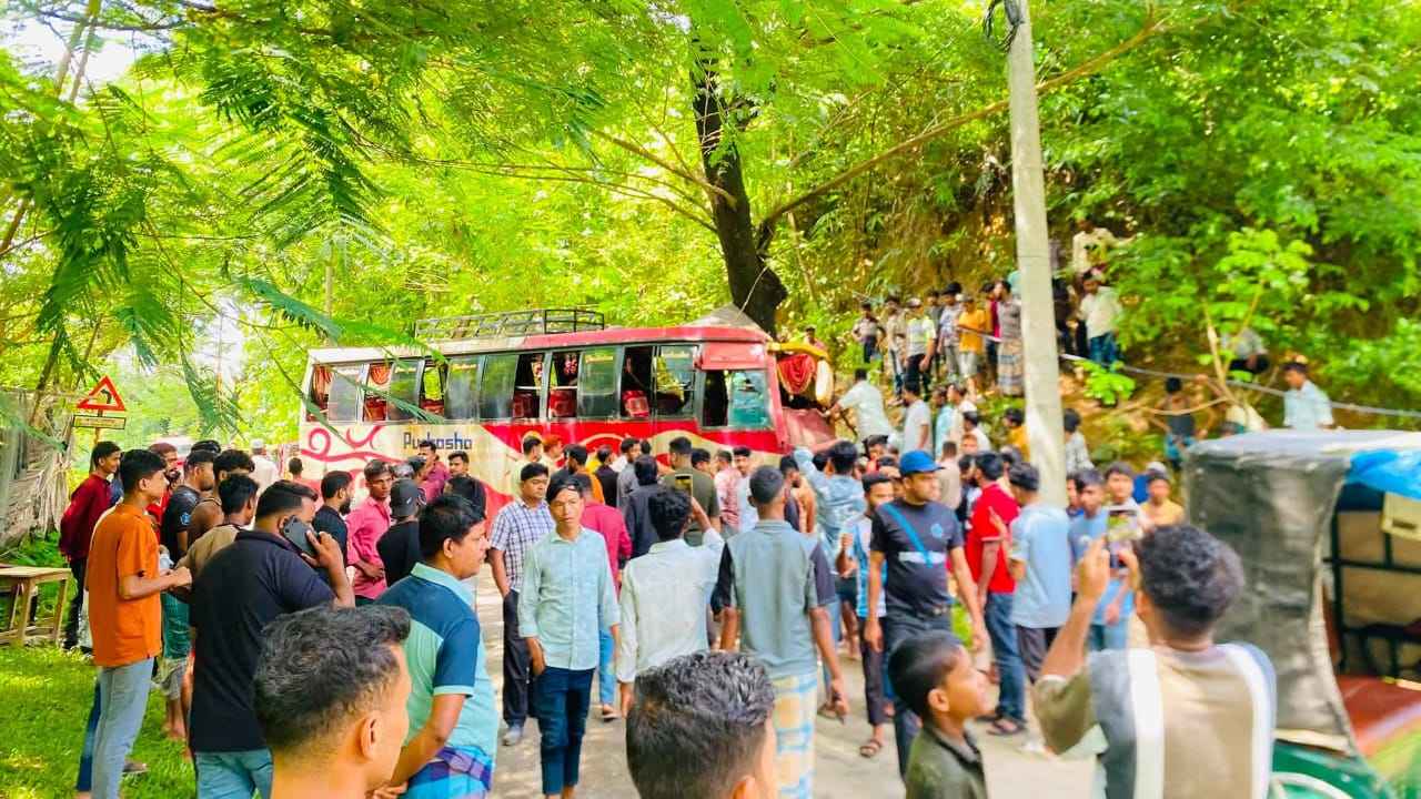 আলীকদমে বাসের চাকা ব্লাস্ট হয়ে হেলপার নিহত, চালকসহ আহত ১১
