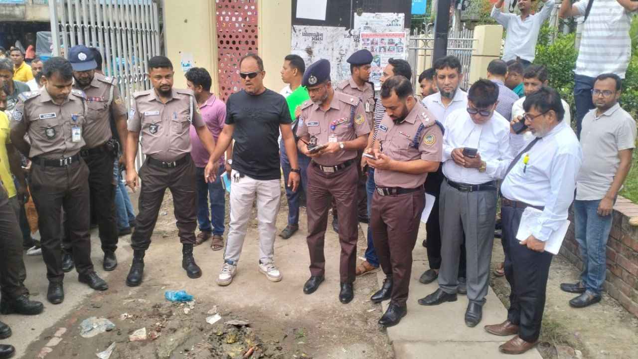 বরিশাল জজ কোর্ট চত্বরে ককটেলসদৃশ বস্তুর বিস্ফোরণ
