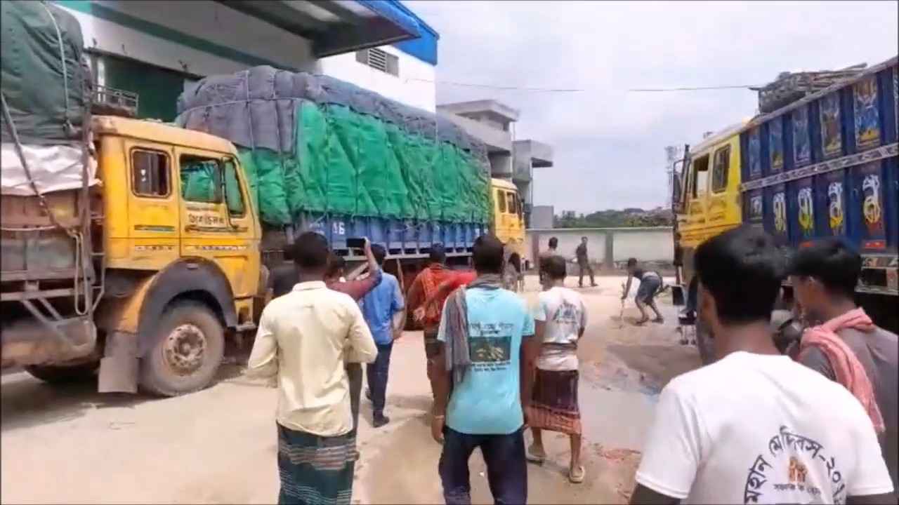 চুয়াডাঙ্গায় বিএডিসির সার গোডাউনে শ্রমিক ধর্মঘট, বন্ধ লোড-আনলোড