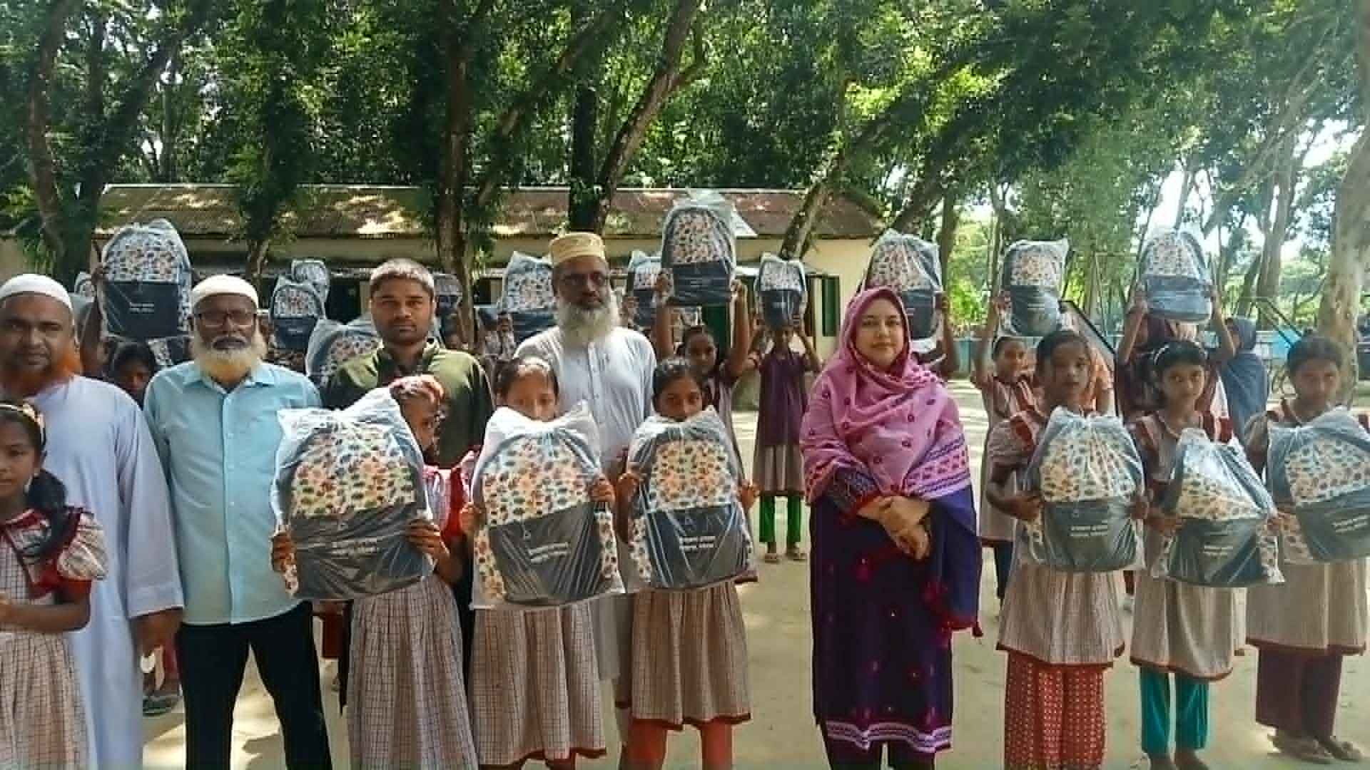 নতুন স্কুলব্যাগ হাতে পেয়ে আনন্দ-উচ্ছ্বাসে শিক্ষার্থীরা