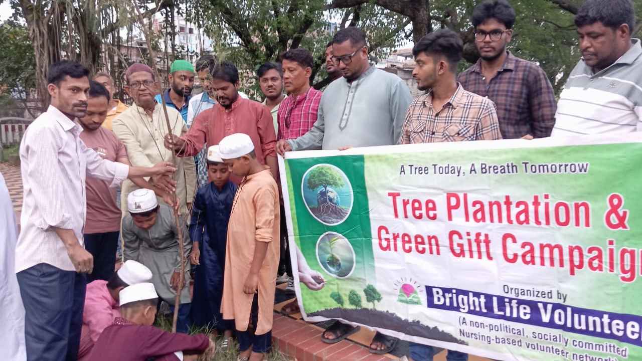 মাদরাসাছাত্রদের গাছ উপহার দিল ব্রাইট লাইফ ভলান্টিয়ার্স