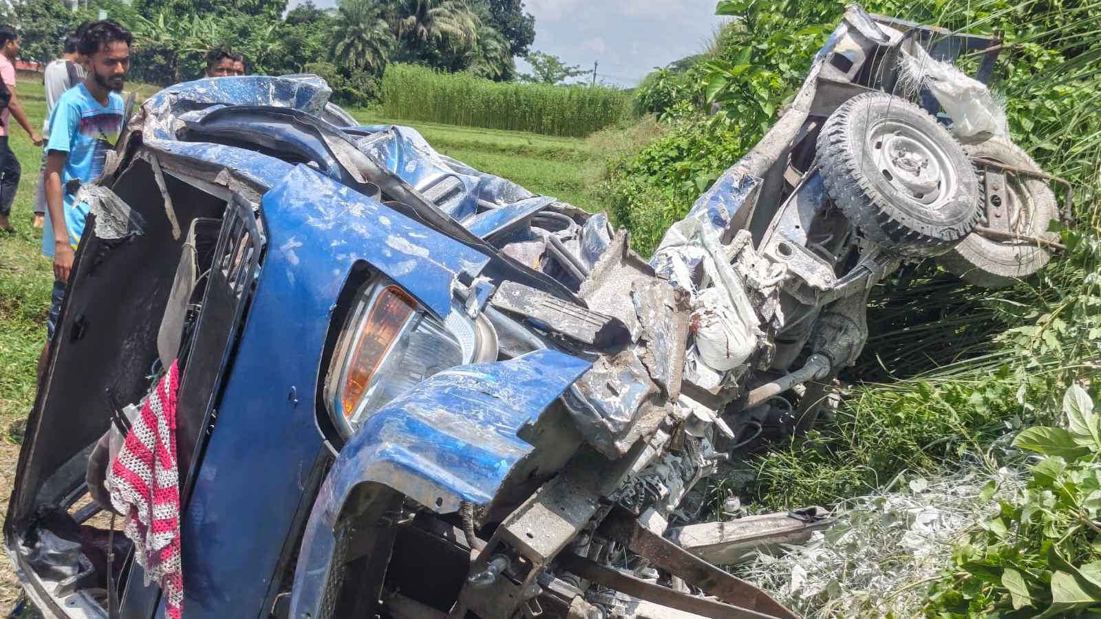 নাটোরে কপোতাক্ষ এক্সপ্রেসের ধাক্কায় চুরমার পিকআপ