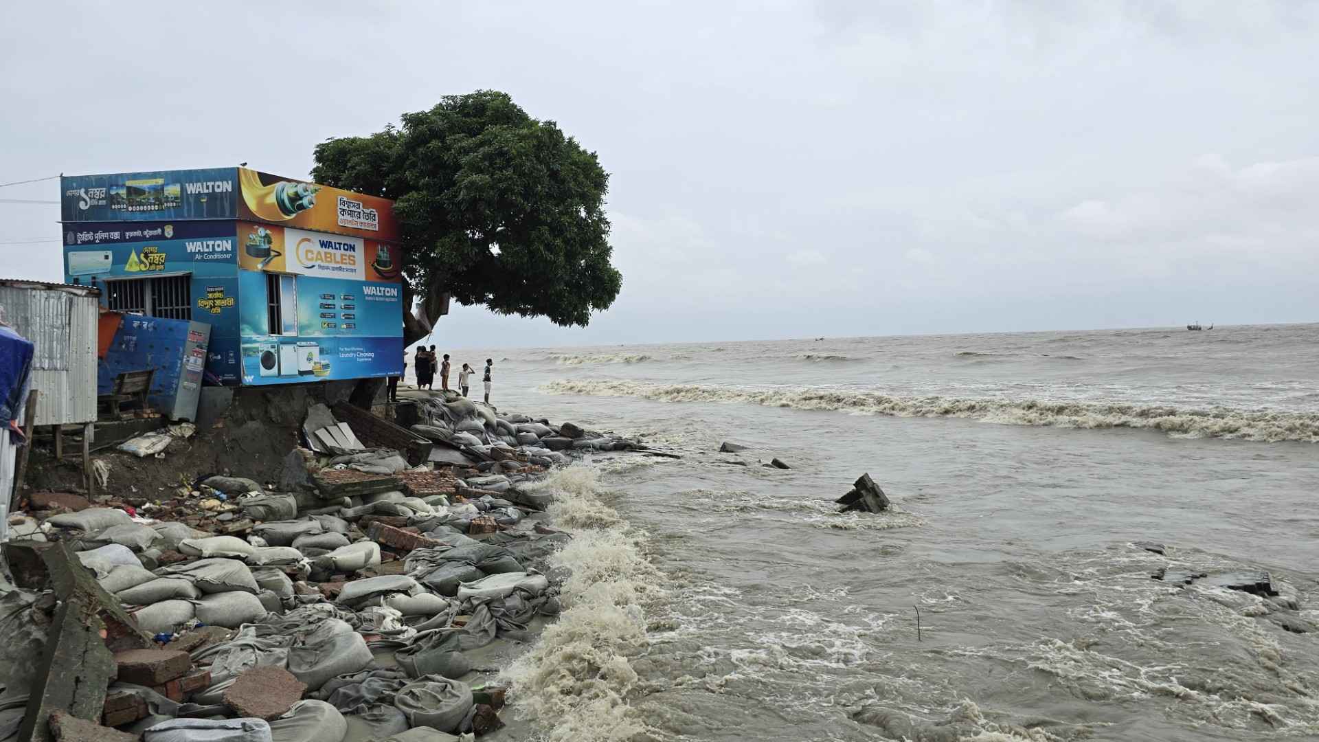 কুয়াকাটা সৈকতে ভয়াবহ ভাঙন, ঝুঁকিতে ট্যুরিস্ট পুলিশের বক্স