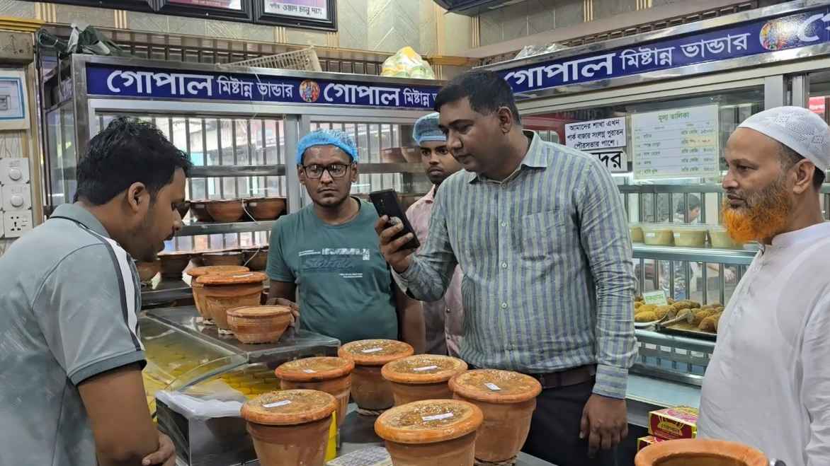 টাঙ্গাইলে বাসি খাবার ও নিষিদ্ধ উপকরণ ব্যবহারে তিন প্রতিষ্ঠানকে জরিমানা