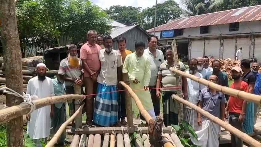 সেতু ভেঙে খালে, স্থানীয়দের টাকায় কাঠের সাঁকো উদ্বোধন বিএনপি নেতার