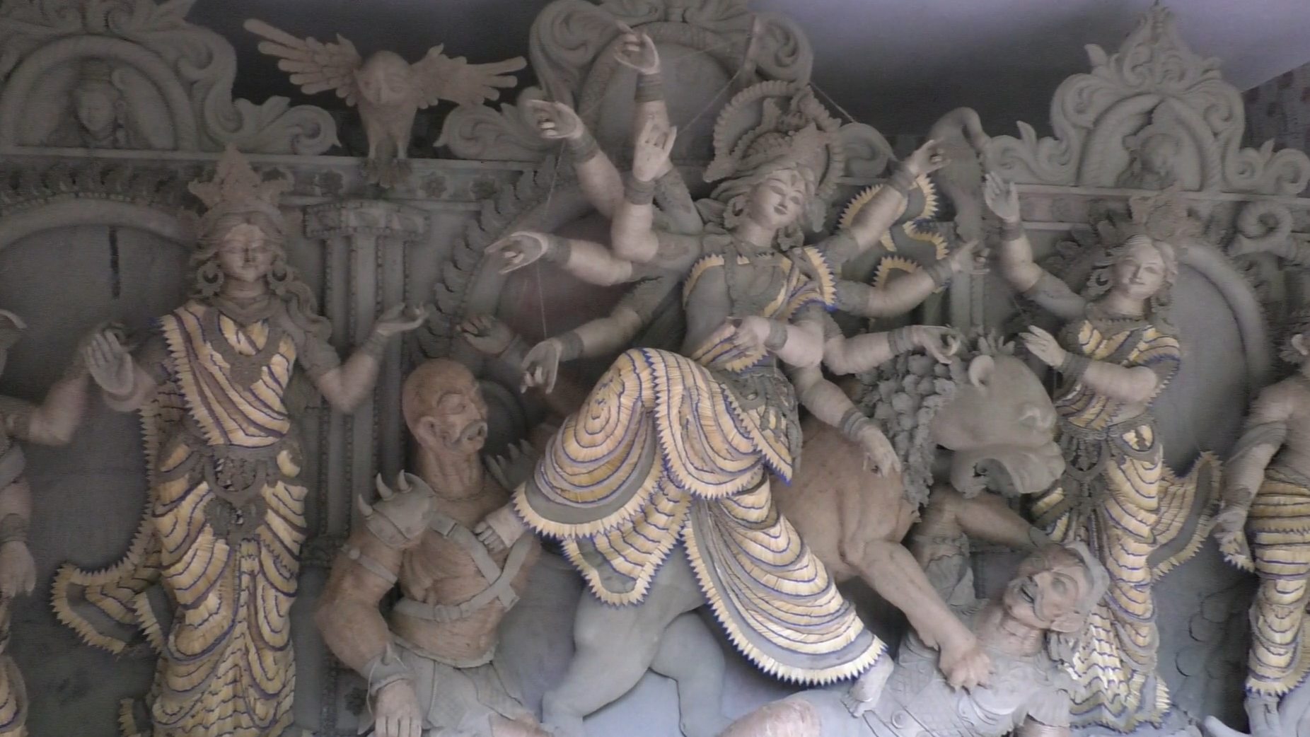 দেশলাই কাঠি ও রেশমি সুতায় দুর্গা, সাতক্ষীরায় প্রতিমা তৈরিতে নতুন চমক