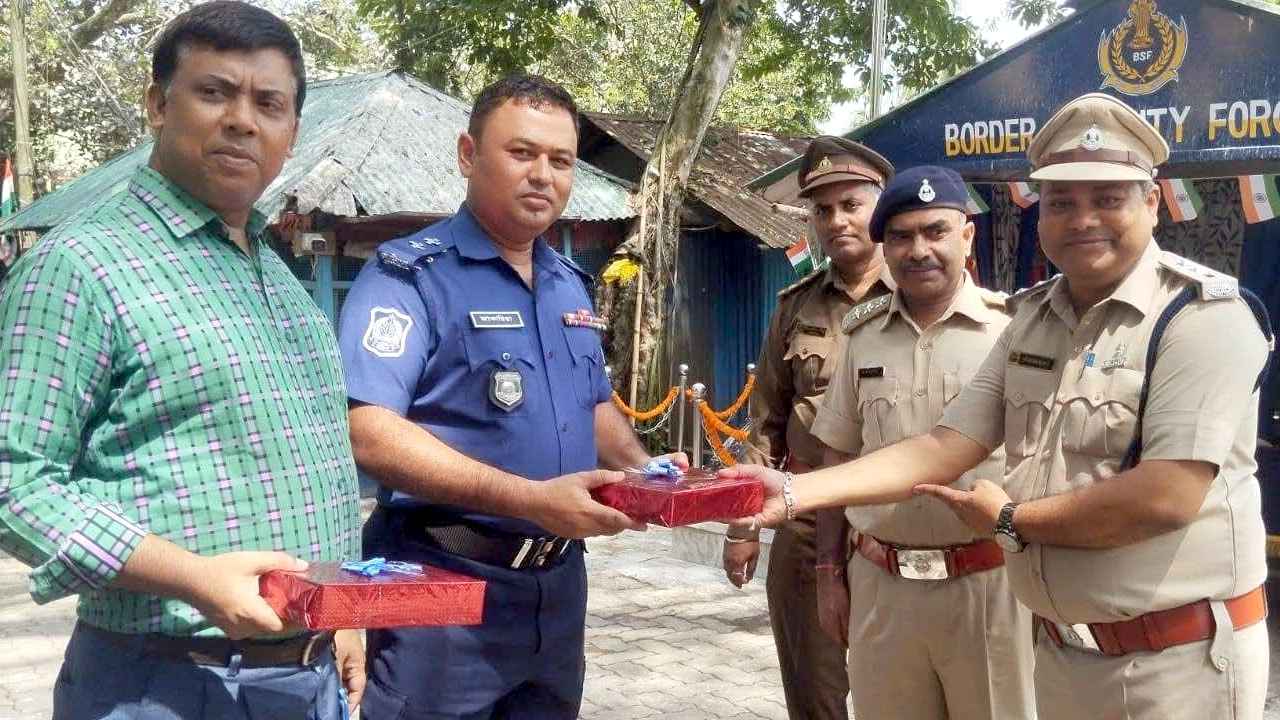 ভারতের স্বাধীনতা দিবসে হিলি সীমান্তে মিষ্টি উপহার দিয়ে শুভেচ্ছা বিনিময়