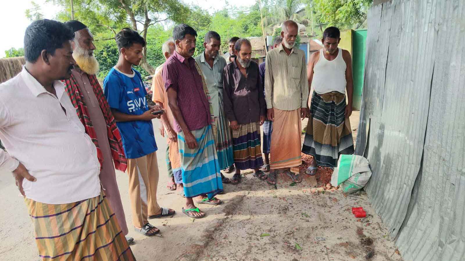 মেহেরপুরে বাড়ির সামনে দুই বোমাসদৃশ বস্তু, আতঙ্ক