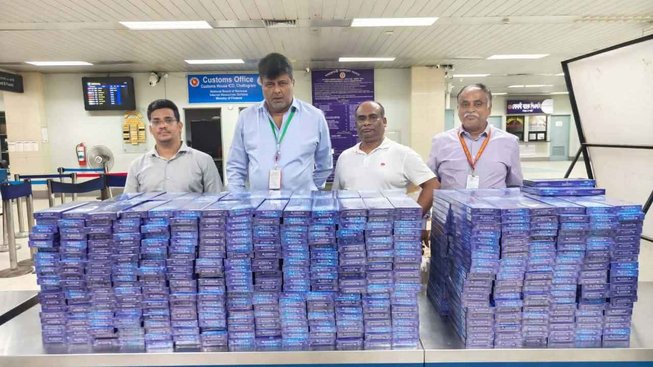 শাহ আমানতে এক ফ্লাইটে ১,৮০২ কার্টুন সিগারেট জব্দ, দাম সাড়ে ৫ কোটি