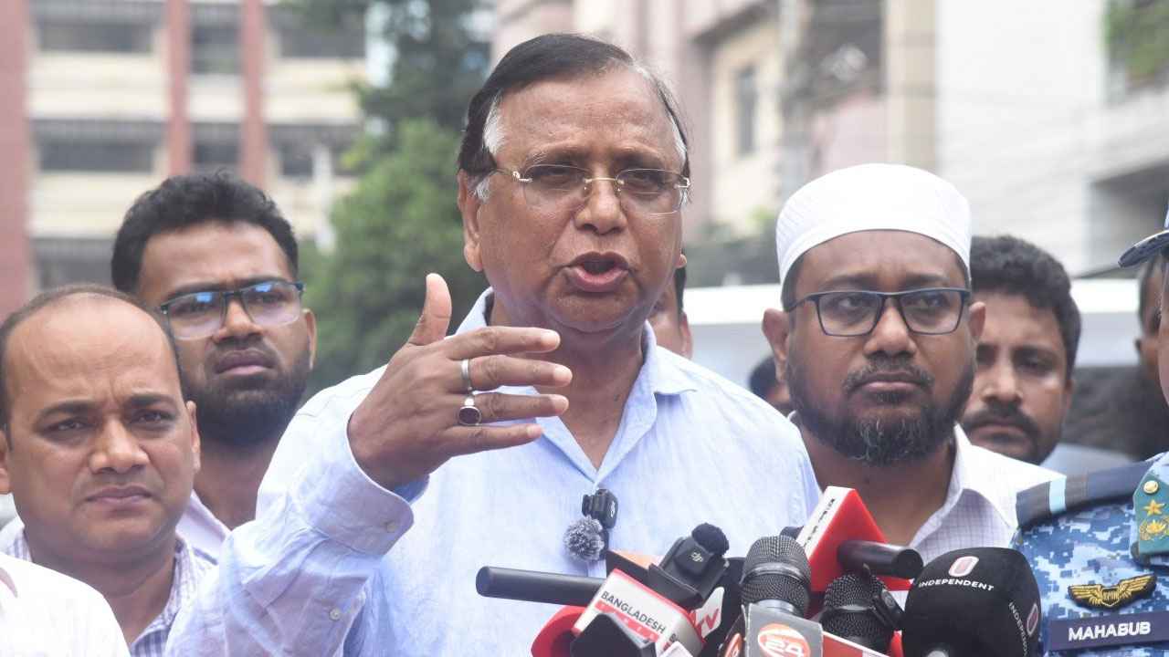 ফুটপাত দখল করে ব্যবসা নয়, নির্দেশনা না মানলে কঠোর ব্যবস্থা: ডিএসসিসি