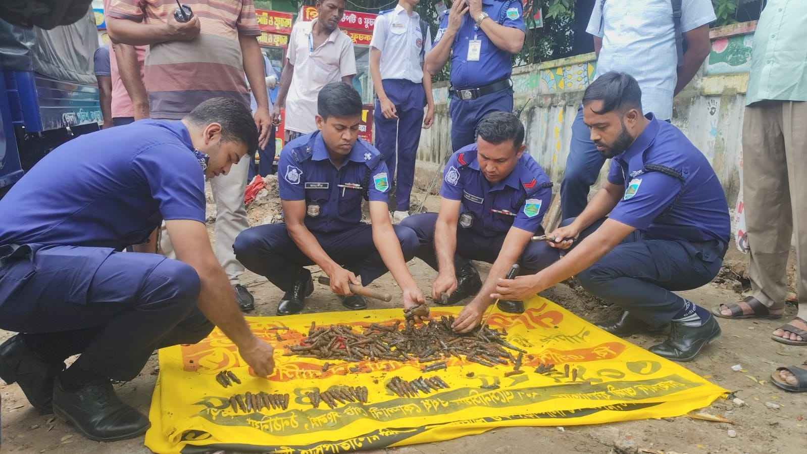 বগুড়ায় ড্রেন খুঁড়তেই মিলল ৩৪০ রাউন্ড গুলি