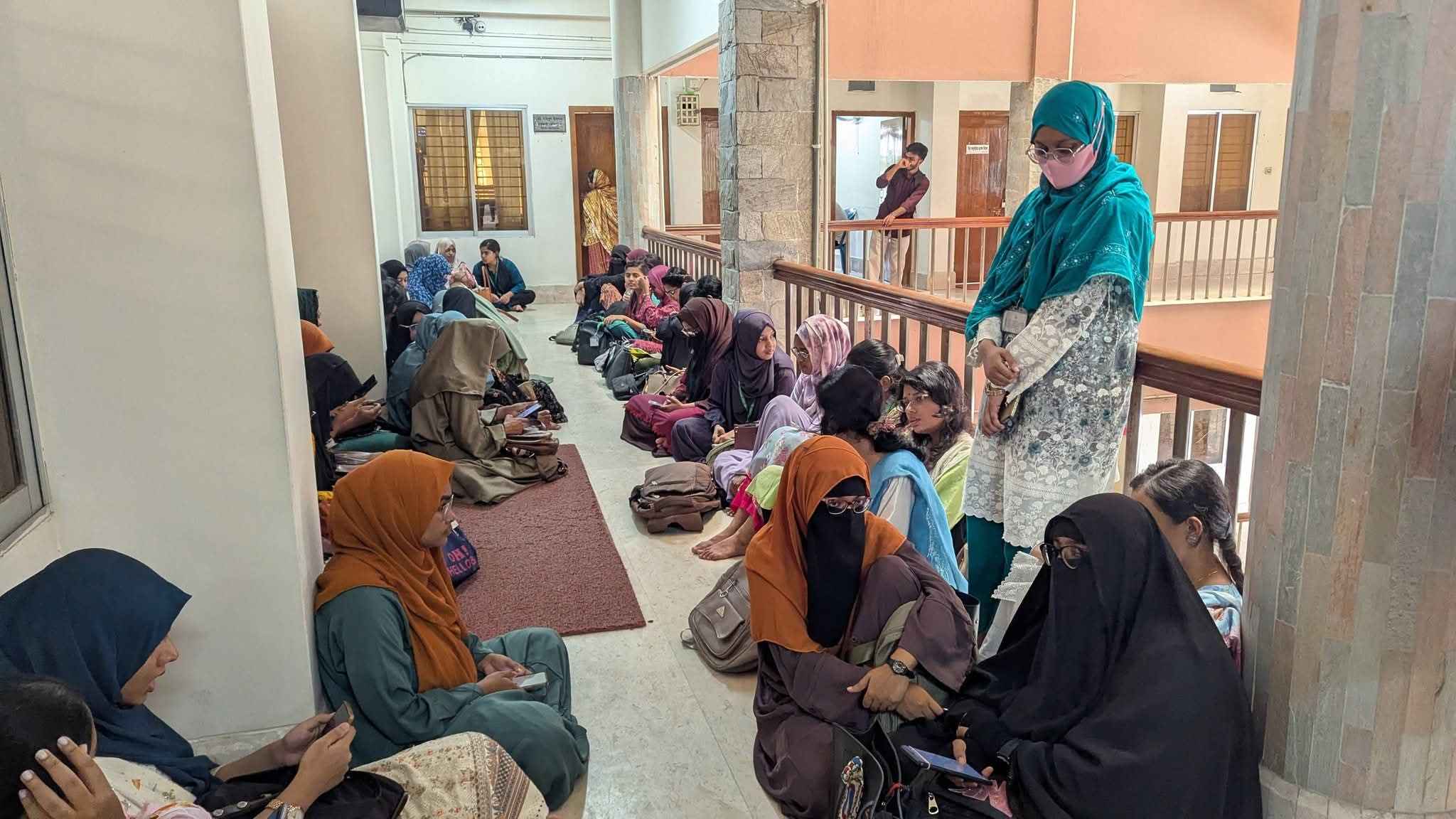 ববি শিক্ষকের পদত্যাগ দাবিতে অবাঞ্ছিত ঘোষণা, উপাচার্যের দফতর ঘেরাও