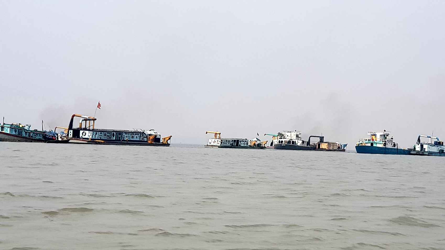 ভোলায় অবৈধভাবে বালু উত্তোলন বন্ধে ১০ সরকারি দফতরে আইনি নোটিশ