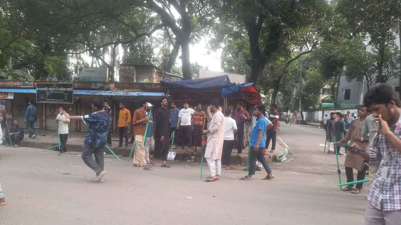 এবার ঢাকা আলিয়া মাদরাসায় ছাত্রদল-ছাত্রশিবিরের সংঘর্ষ, বেশ কয়েকজন আহত
