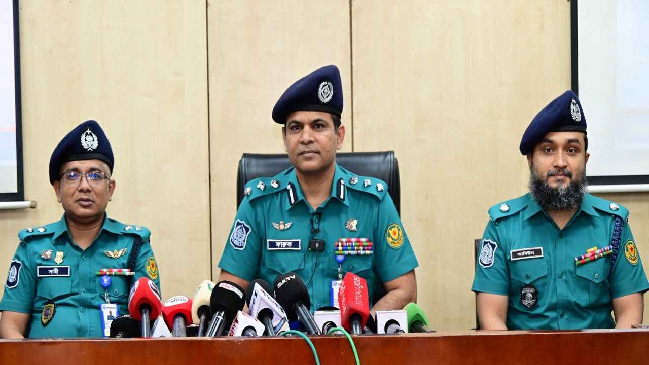 রাজধানীতে বিদেশি পিস্তলসহ গ্রেফতার ৬