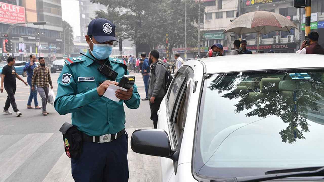 একদিনে ট্রাফিক আইনে ডিএমপির ১৮৮০ মামলা