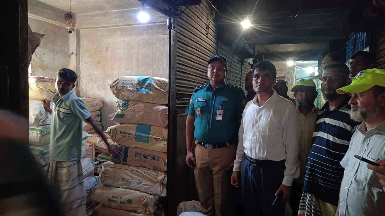 শ্যামবাজারে ৪৮১৫ কেজি অবৈধ পলিথিন জব্দ, দুই ব্যবসায়ীকে জরিমানা