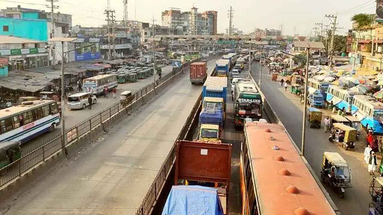 ঢাকা-চট্টগ্রাম মহাসড়কের ঢাকামুখী যান চলাচল এক লেনে: হাইওয়ে পুলিশ