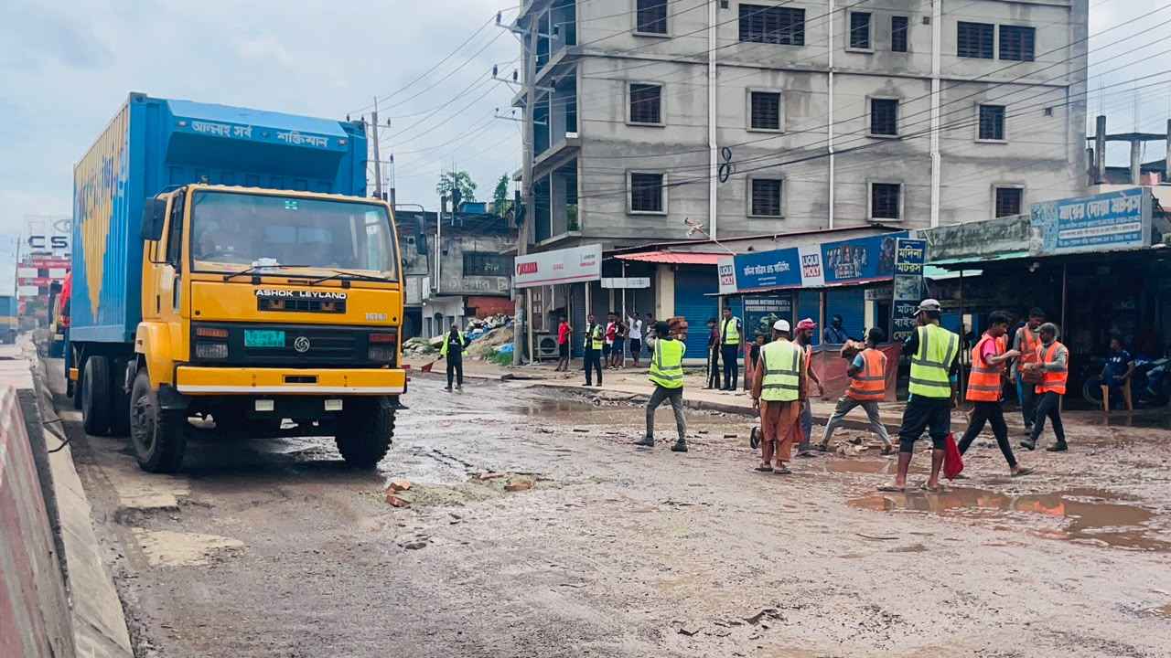 কুমিল্লায় আধা কিলোমিটার সংস্কারে ৩ মাস, যানজটে স্থবির মহাসড়ক
