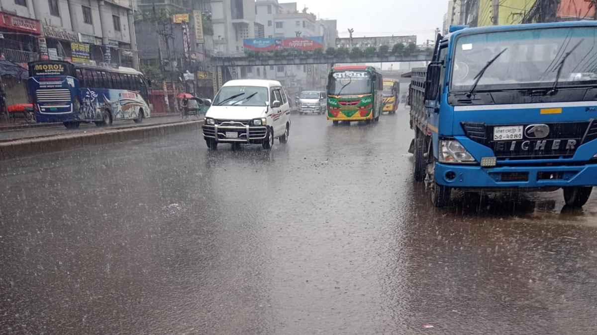 ঝুম বৃষ্টিতে দিন শুরু রাজধানীবাসীর