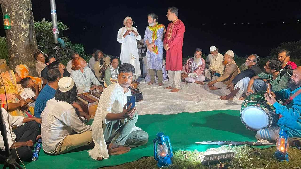 সাকুয়া গ্রামের শতবর্ষী বাউল গফুর যেমন আছেন আধুনিক জামানায়