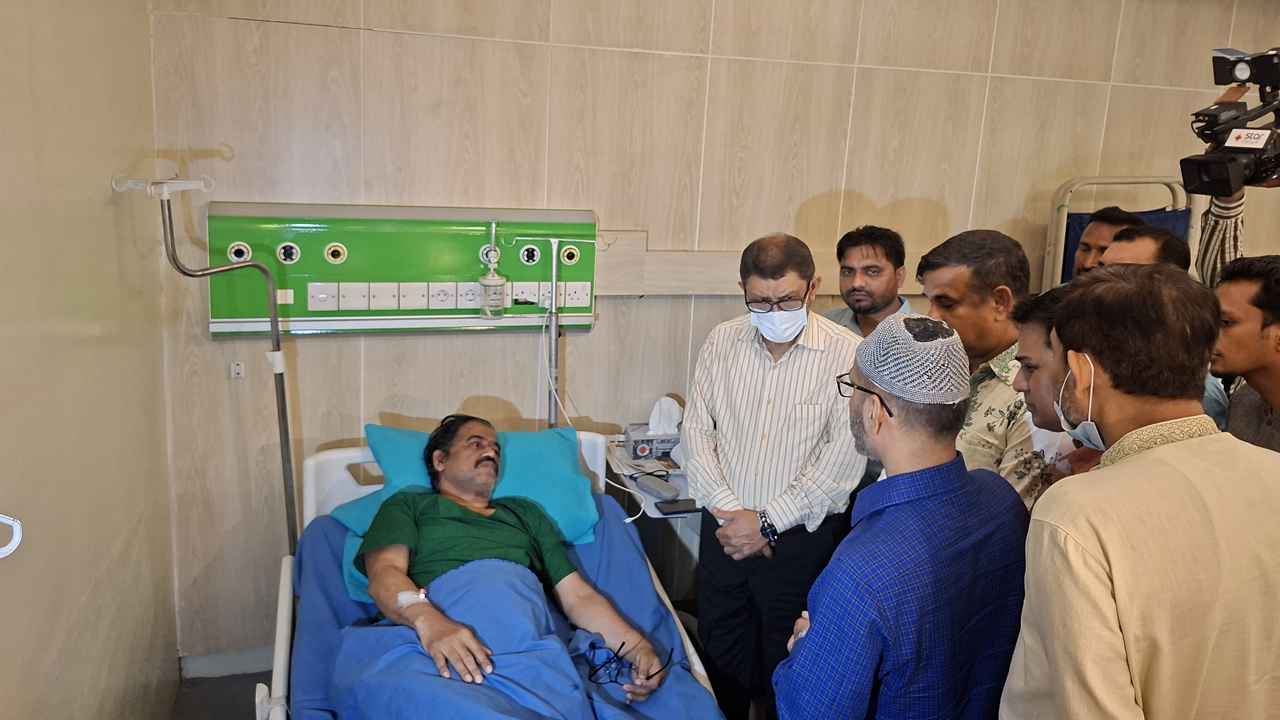 হামলায় আহত অধ্যাপককে দেখতে গেলেন স্বাস্থ্যমন্ত্রী, সহযোগিতার আশ্বাস