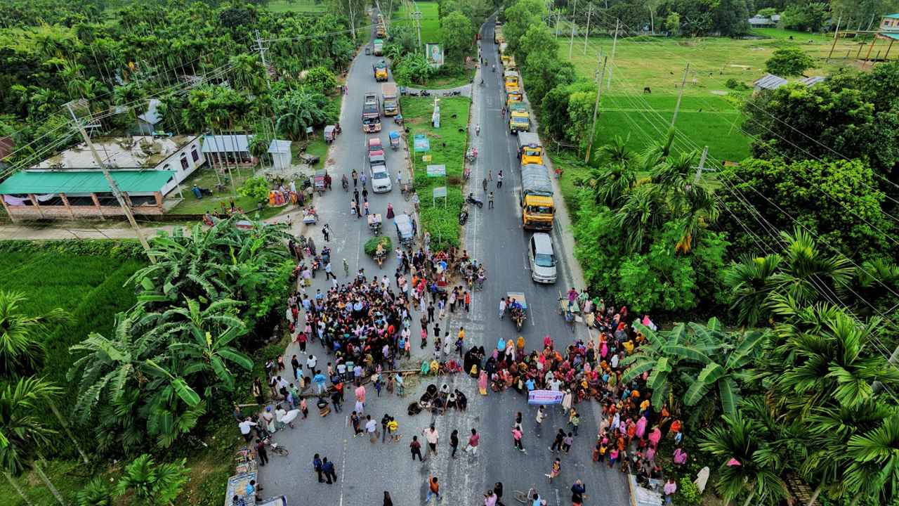 পঞ্চগড়ে শিশু ধর্ষণের ঘটনা ‘আপোষের’ প্রতিবাদে তেঁতুলিয়ায় মহাসড়ক অবরোধ