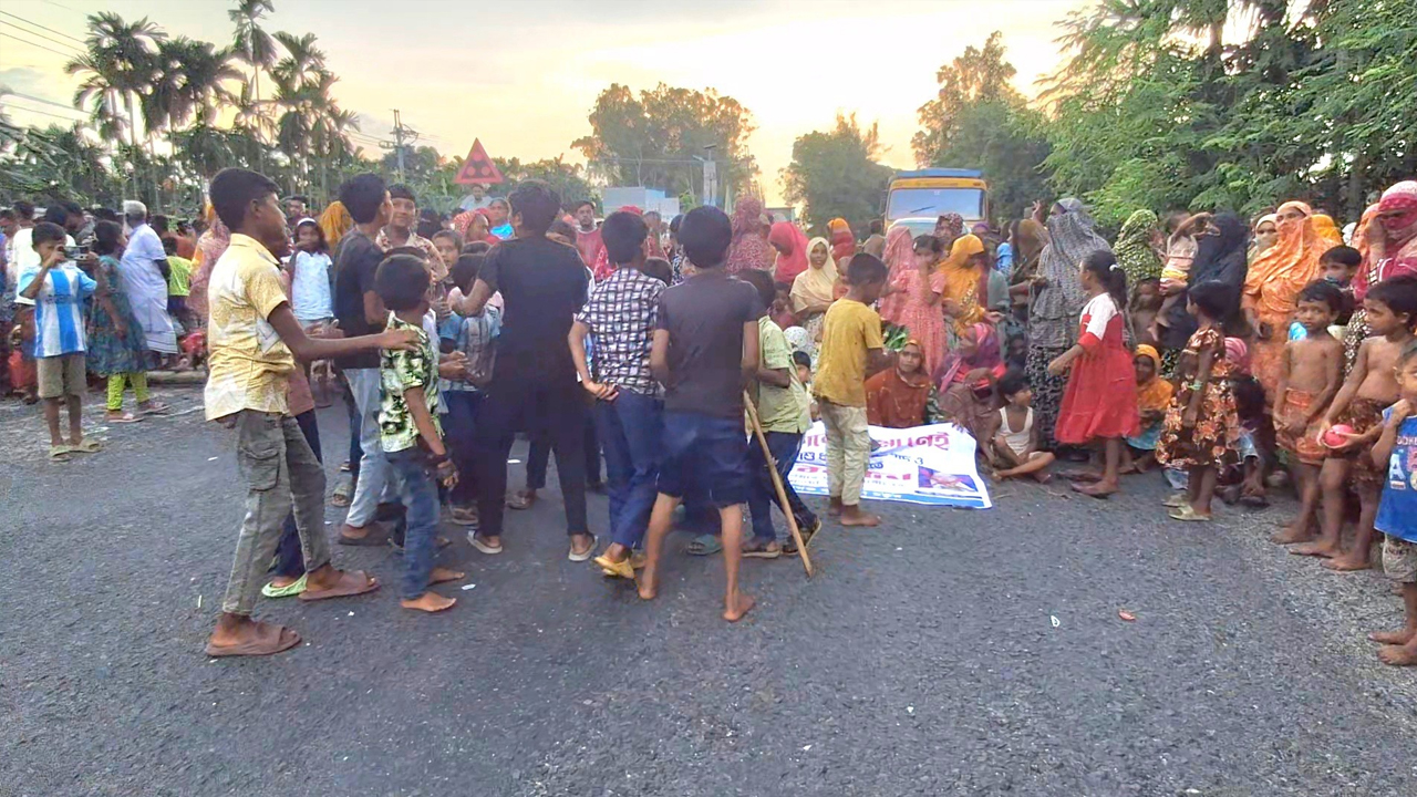 Highway_blocked_in_Tentulia_to_protest_rape