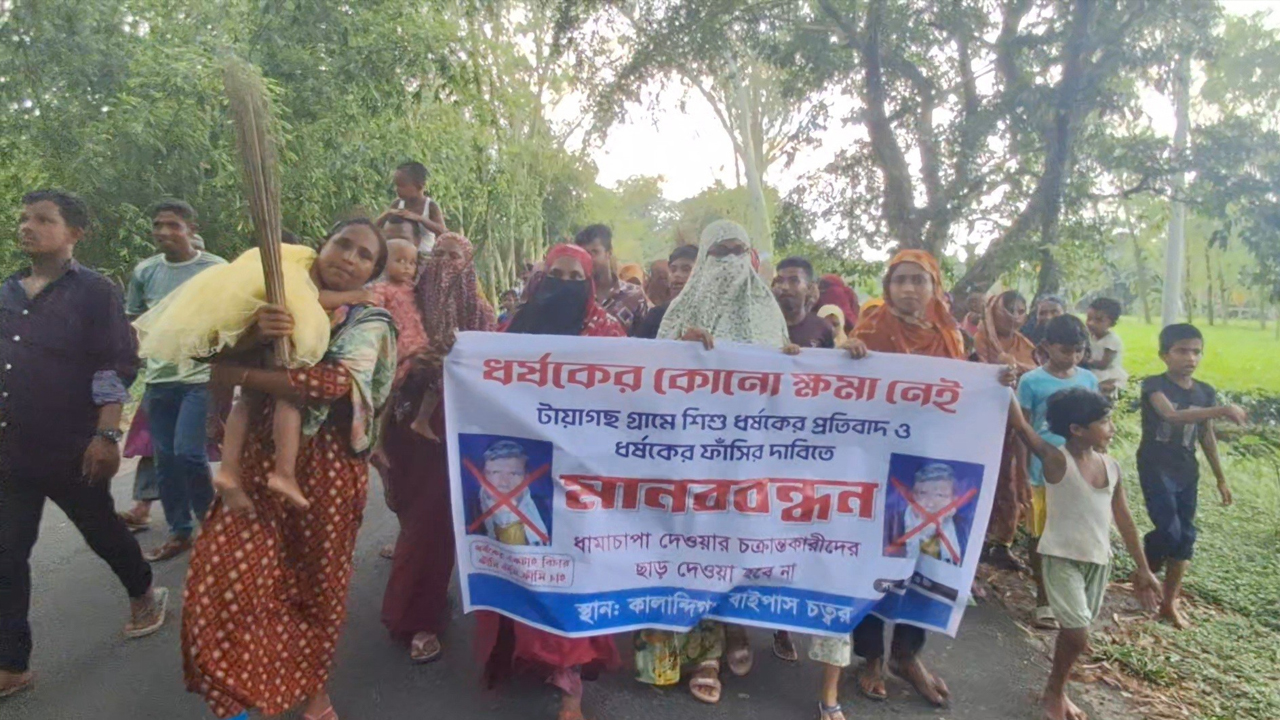 Highway_blocked_in_Tentulia_to_protest_rape_2