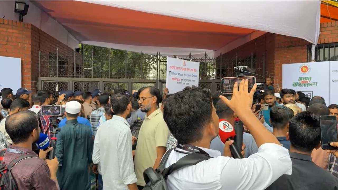 জুলাই স্মৃতি জাদুঘরের সামনে দর্শনার্থীদের উপচে পড়া ভিড়