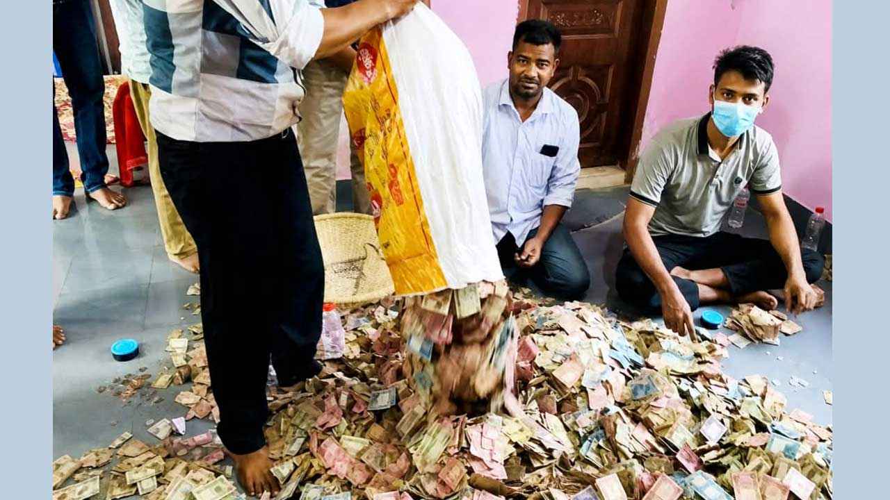 এবার মাজারের দানবাক্সে মিলল কোটি টাকা, সঙ্গে সোনা-রুপা