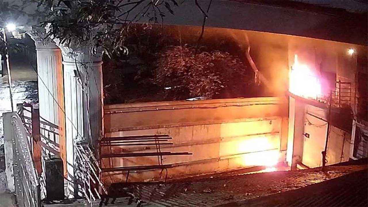 চট্টগ্রামে সাবেক মন্ত্রী নওফেলের বাড়িতে অগ্নিসংযোগ